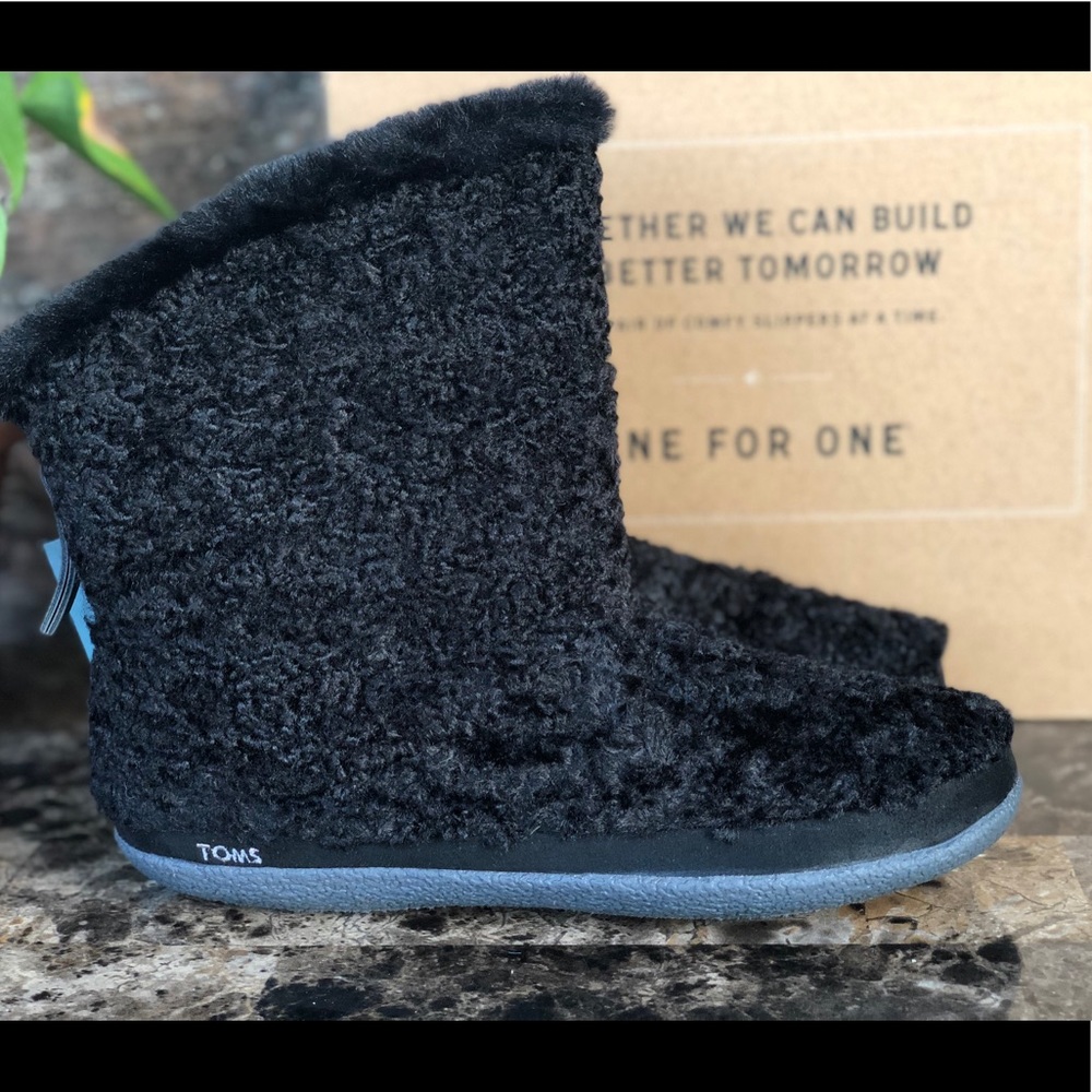 TOMS Women's Plush Faux bootie slippers - Picture 4 of 12